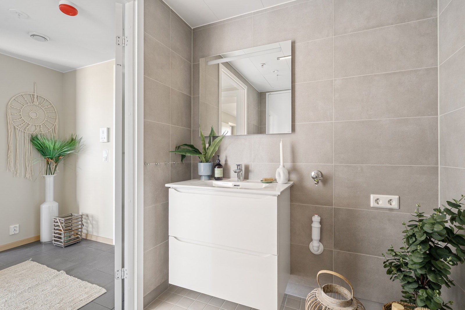 Badet er på ca. 4,6 kvm. Bilde fra annen leilighet i bygget. Galleribilde