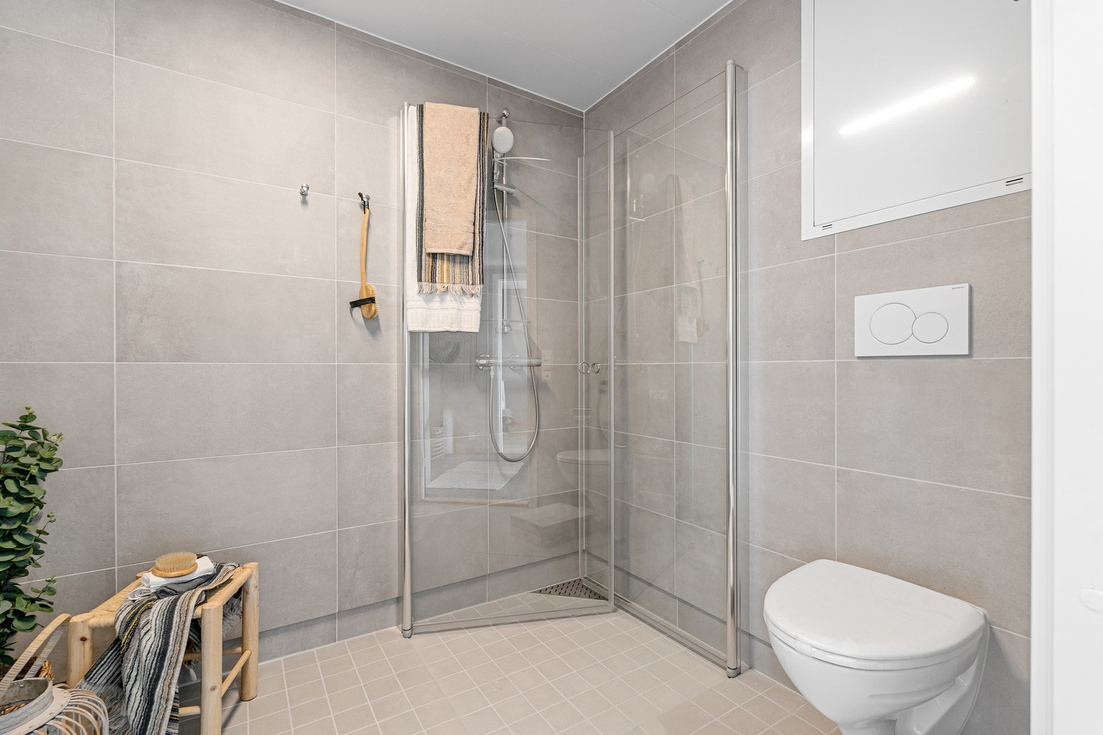 Delikat, flislagt bad med varmekabler i gulv og downlights i himling. Bilde fra annen leilighet i bygget. Galleribilde