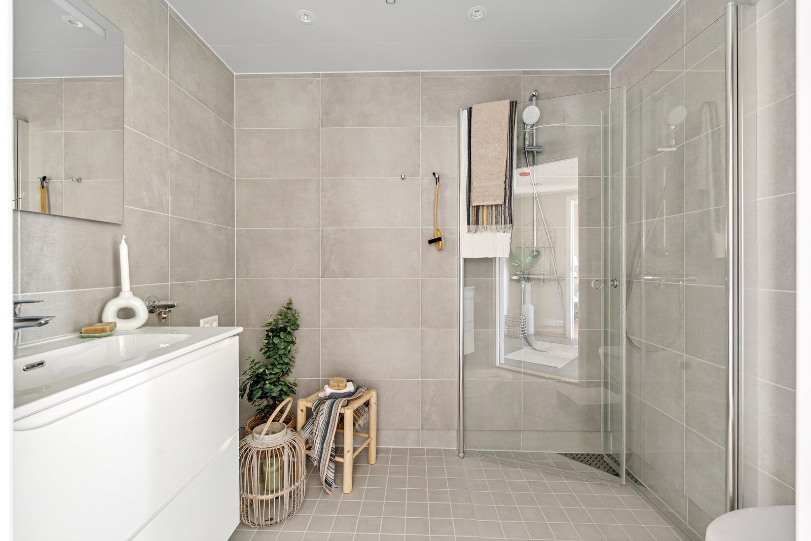 Opplegg for både vaskemaskin og tørketrommel. Bilde fra annen leilighet i bygget. Galleribilde