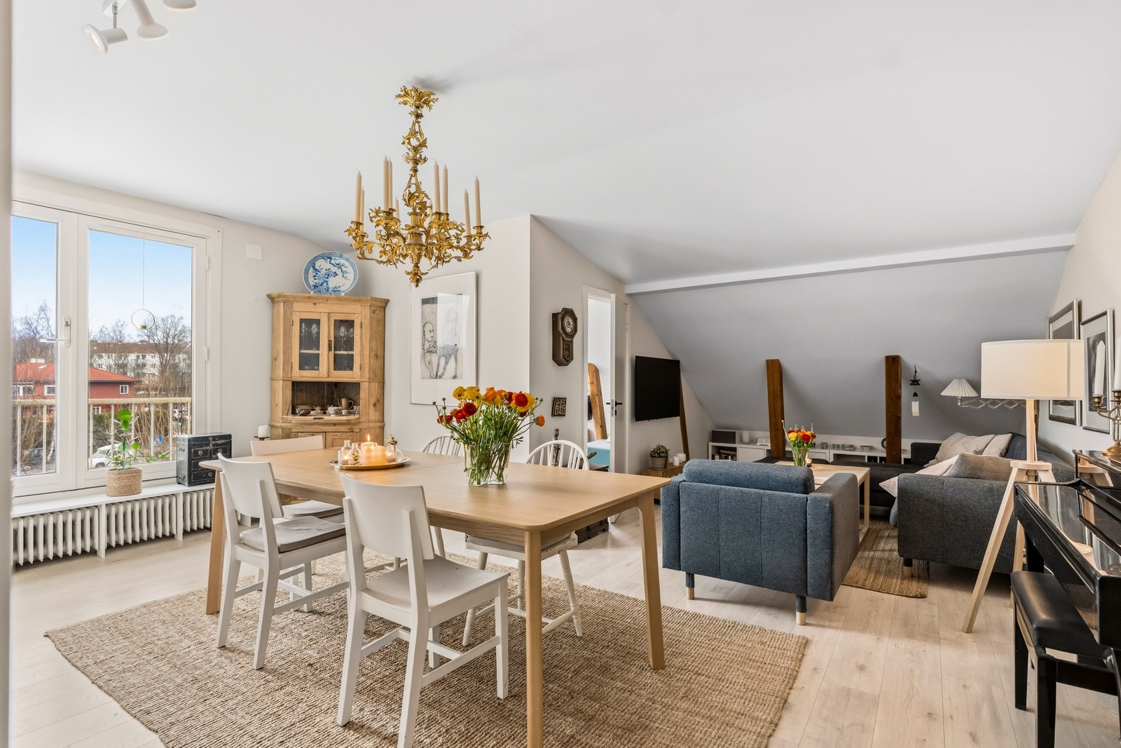 God planløsning, sjarmernede skråtak og luftig takhøyde (2,52 meter). Galleribilde