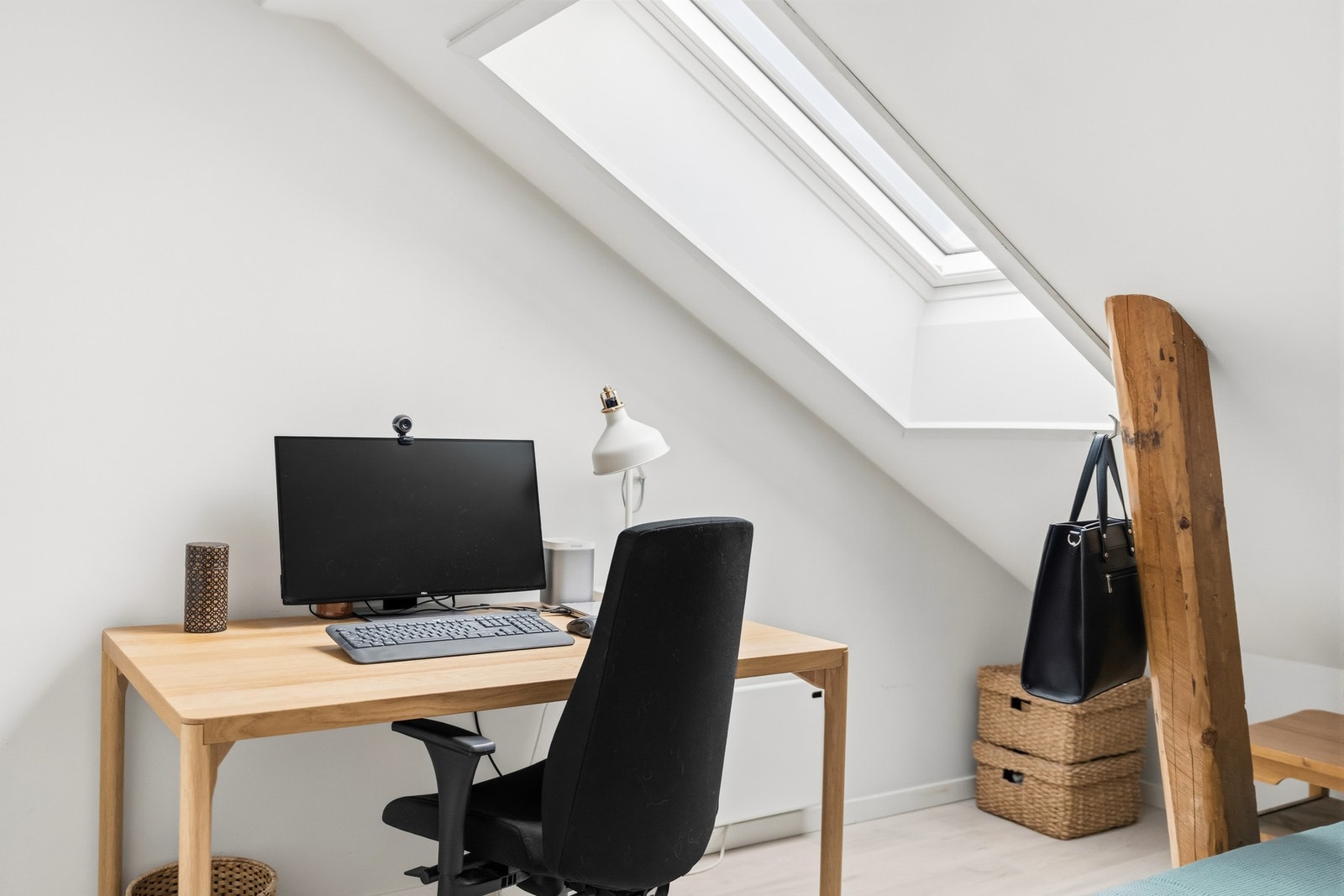 Dette rommet har gode Det er plass til seng, skrivebord og oppbevaring i skap. Galleribilde