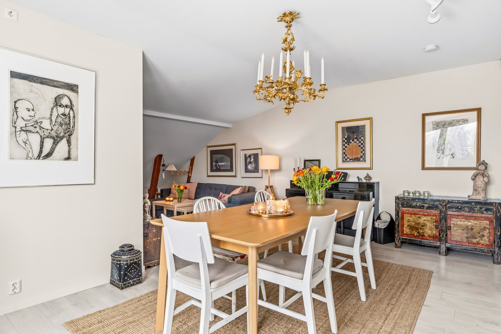 God soneinndeling med spisestuedel og salongdel. Galleribilde