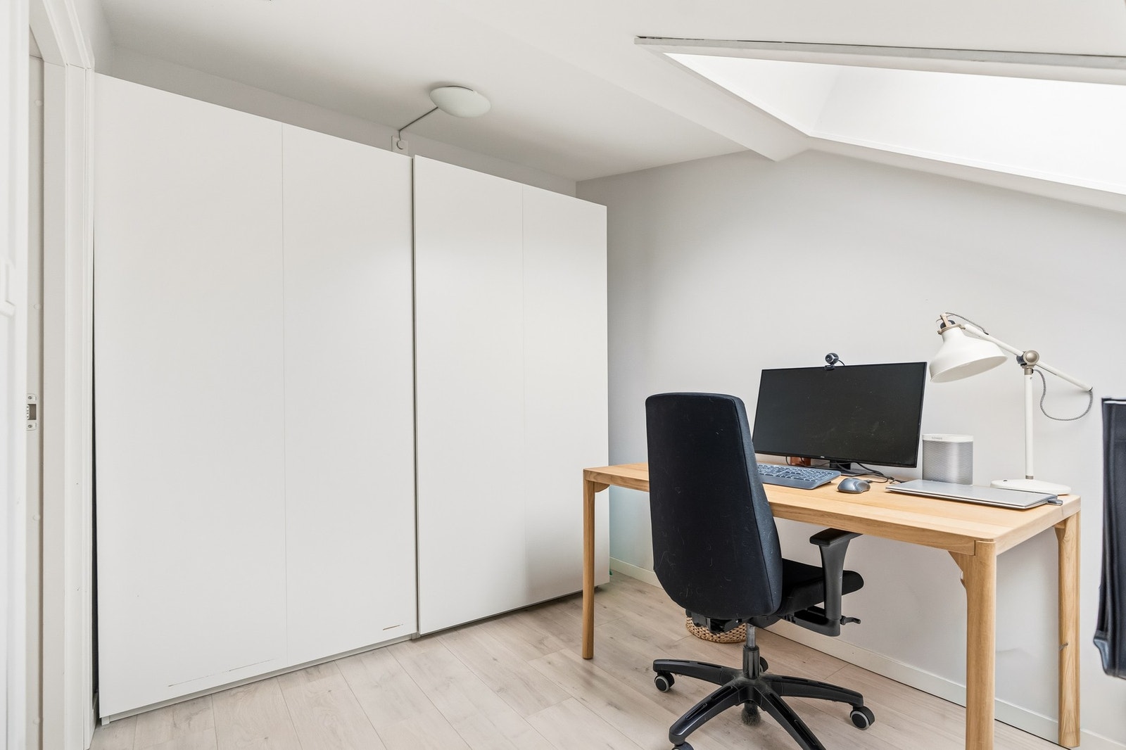 Stort skyvedørsgarderobe som ivaretar lagringsplassen. Galleribilde