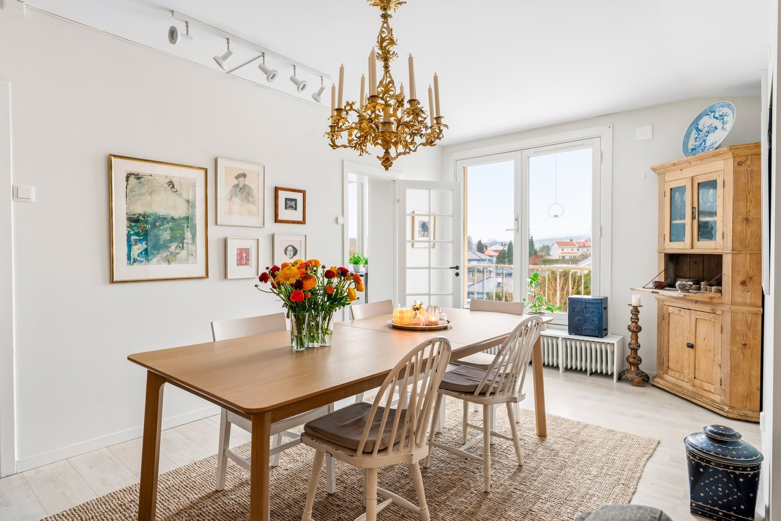 Dette er en luftig loftsleilighet med store vindusflater mot vest med deilig fri utsikt mot blå himmel og horisont. Galleribilde