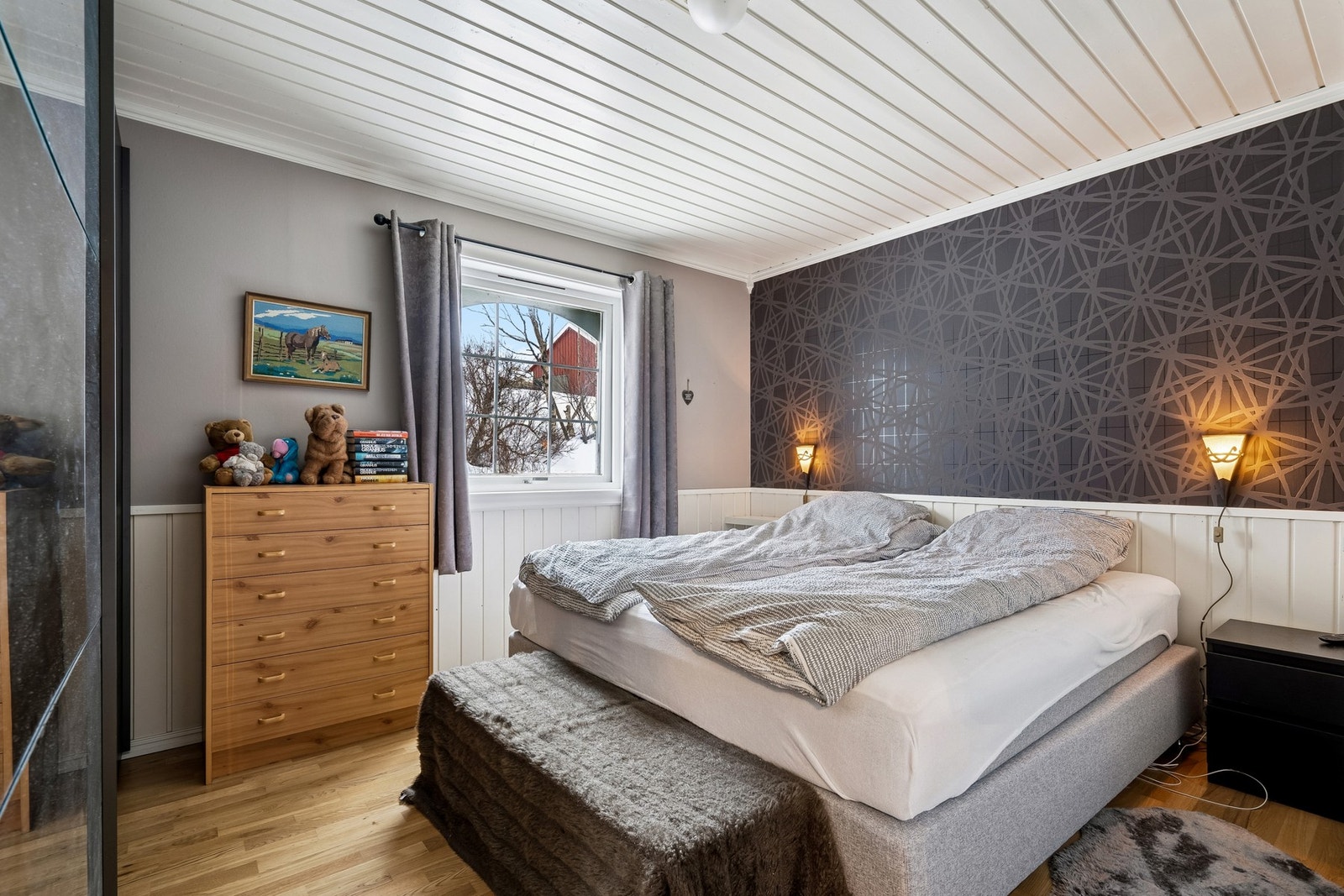 Hovedsoverom med plass til dobbeltseng, nattbord, kommode og skyvedørsgarderobe. Galleribilde