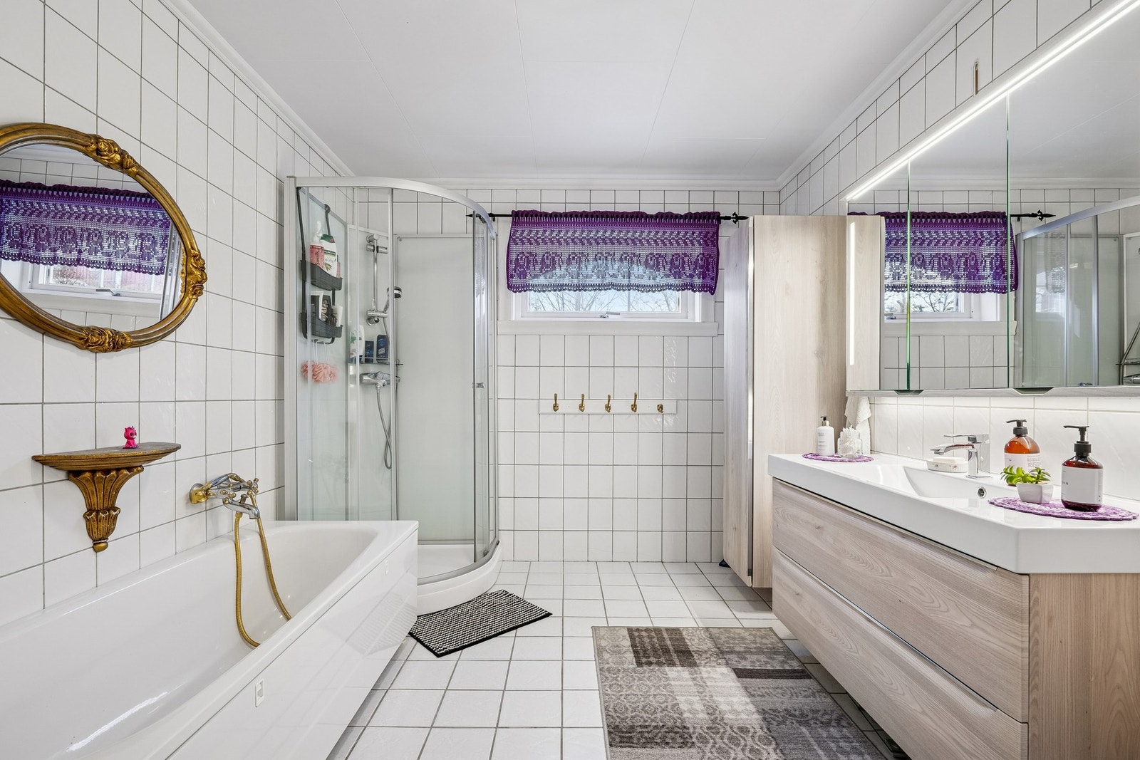 Flislagt bad med både dusjkabinett og badekar. Galleribilde