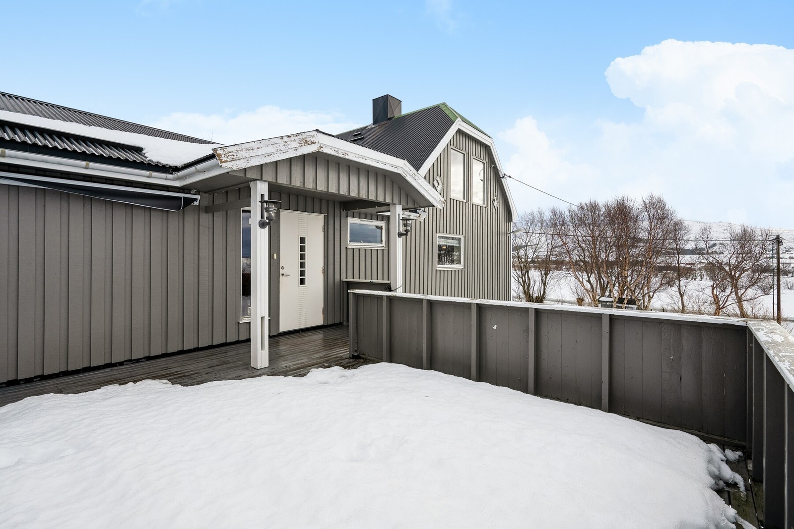 Boligen har en skjermet terrasse like ved inngangsdøren. Galleribilde