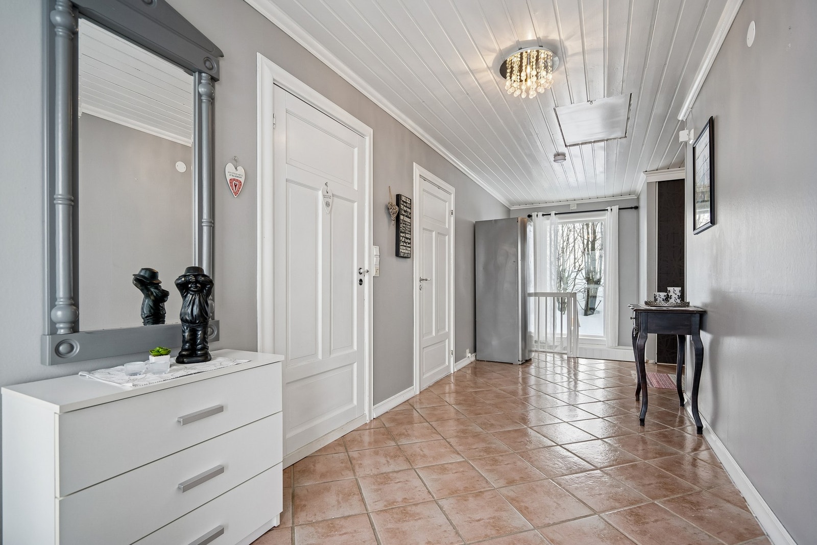 Fra entrè/gang er det adkomst til resterende rom i boligen, samt trapp ned til kjeller. Galleribilde