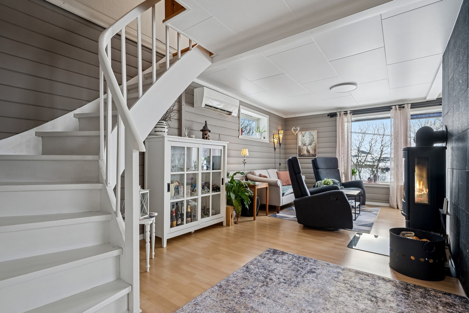 Oppvarming via varmepumpe og vedovn som gir ekstra hygge på kaldere dager. Galleribilde