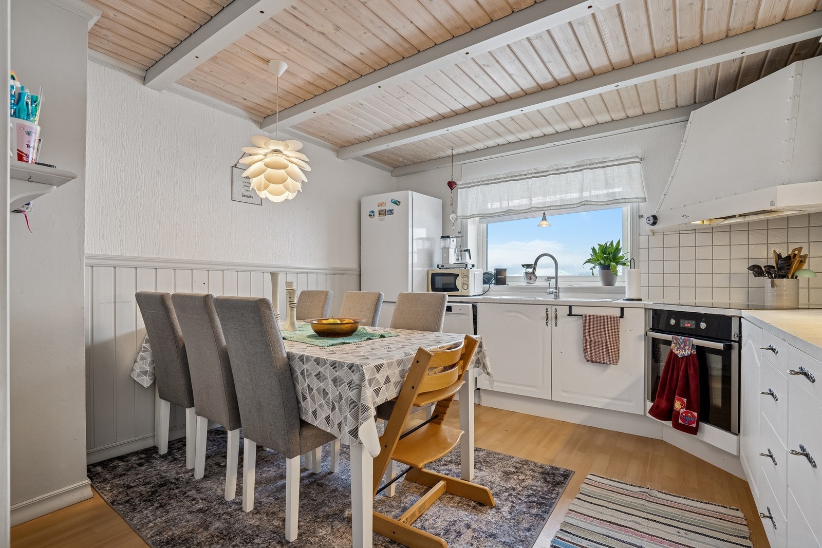 Innredning byr på godt med skap- og benkeplass. Galleribilde