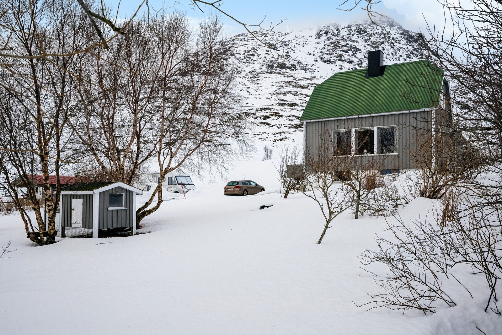 Eiendommen ligger i et området bestående av spredt bolig- og landbruksbebyggelse. Galleribilde