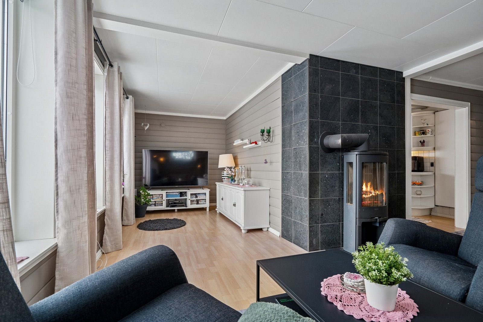 Stuen ligger adskilt fra kjøkkenet. Galleribilde