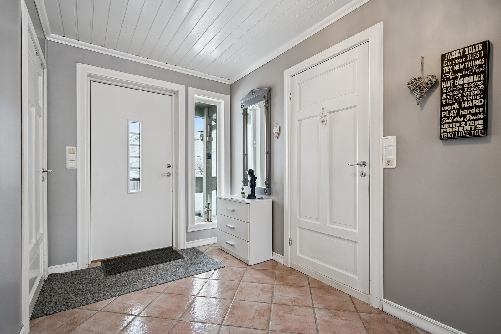 Romslig og flislagt entrè med varmekabler. Galleribilde