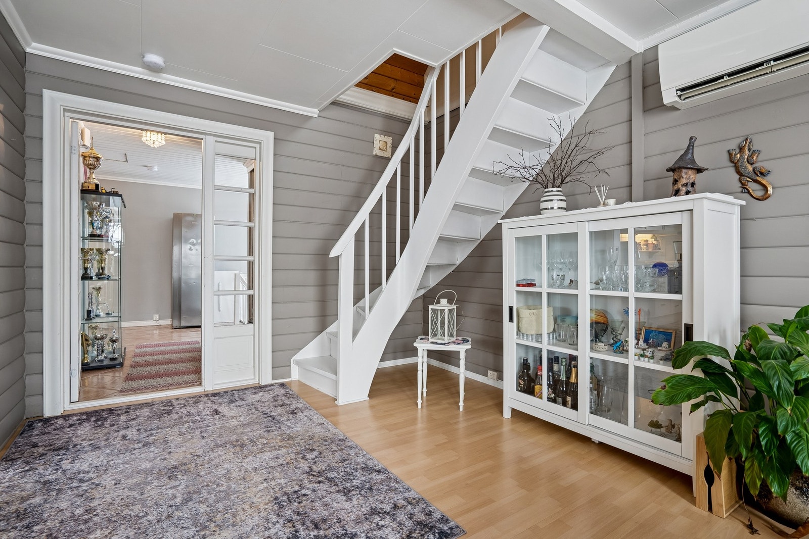 Glassdør mellom stuen og gangen. Galleribilde