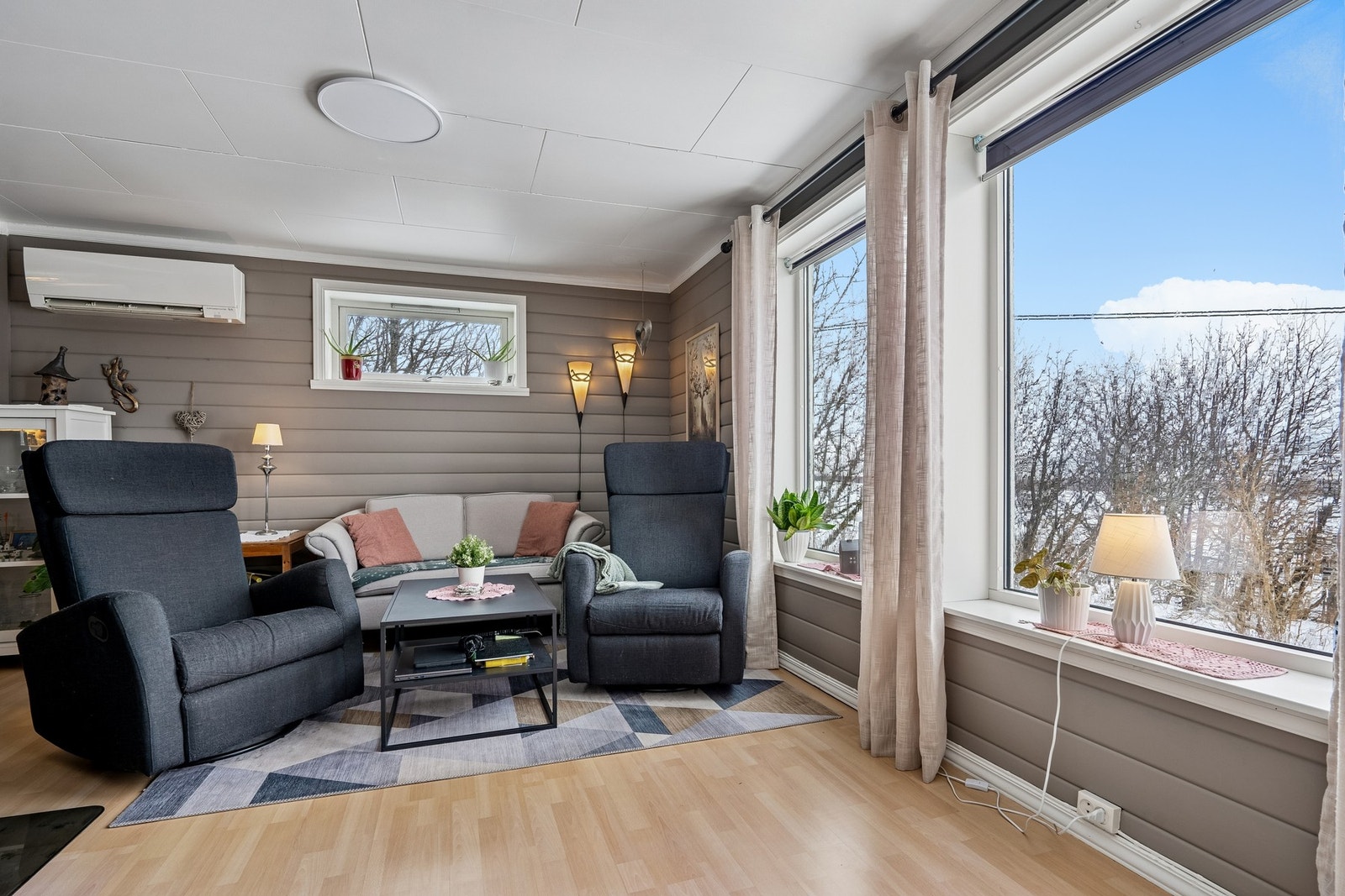 Vinduer i flere retninger gir et trivelig og lyst preg. Galleribilde