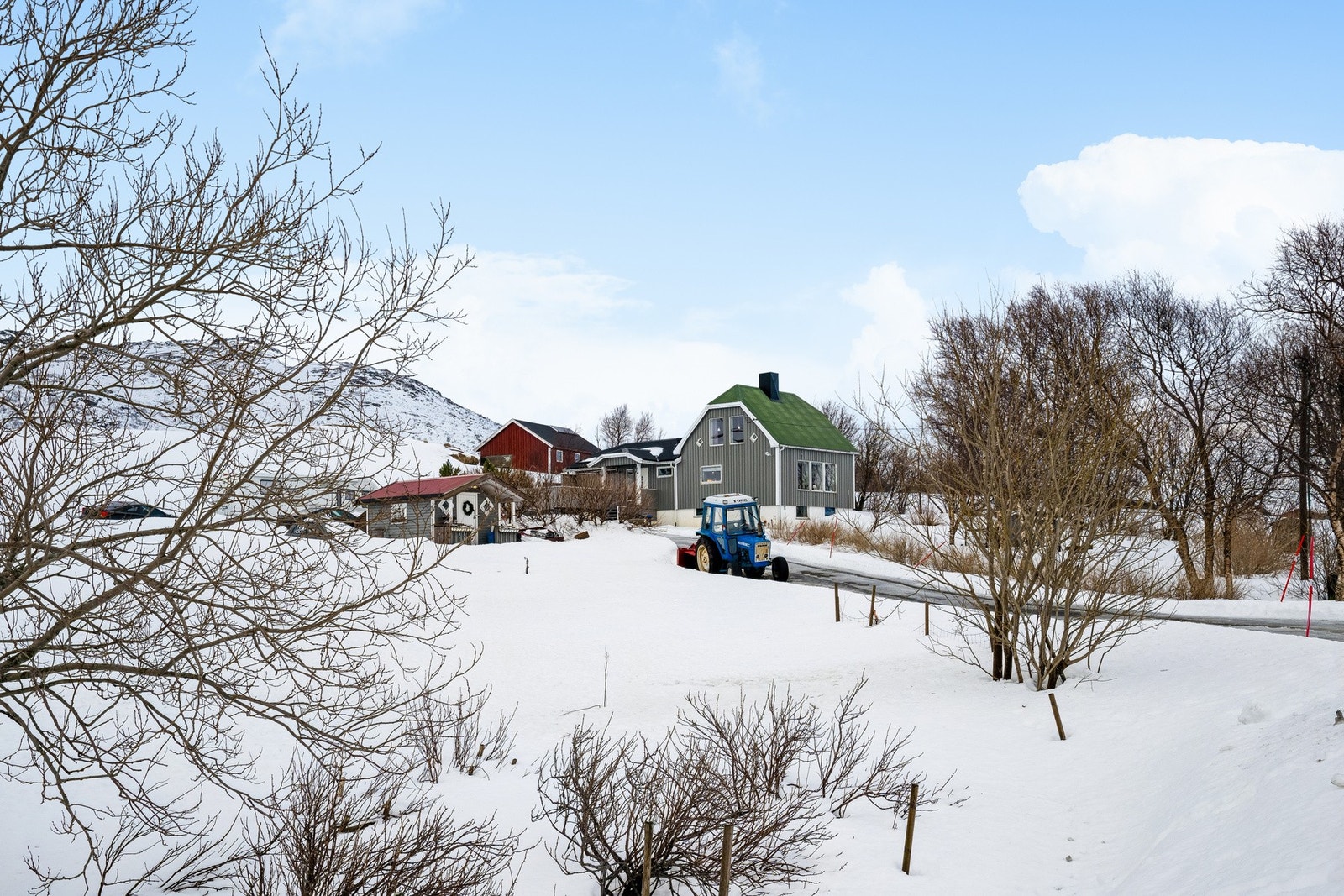 Eiendommen ligger landlig til på Rise med god boltreplass på egen tomt. Galleribilde