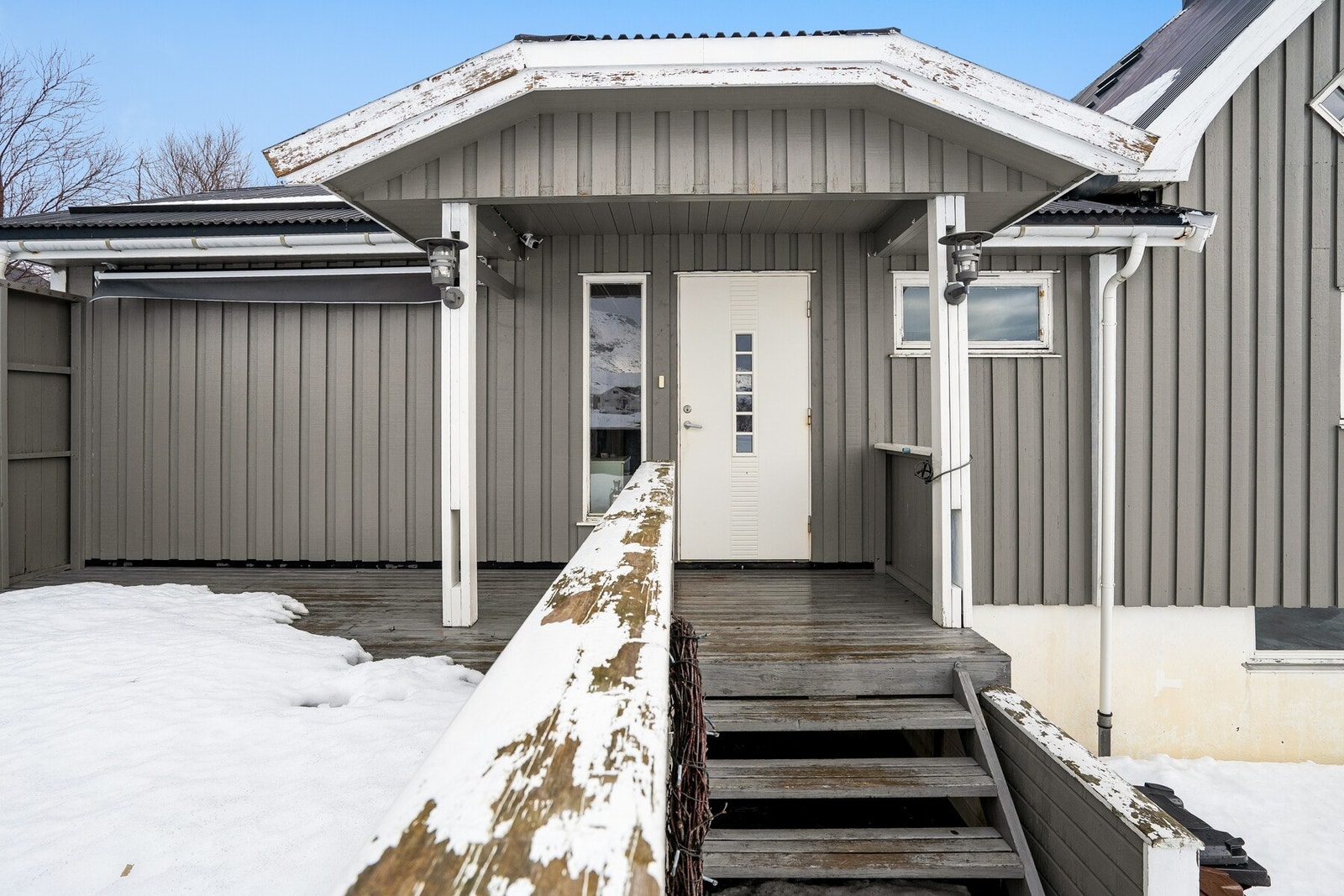 Praktisk overbygd inngangsparti. Galleribilde