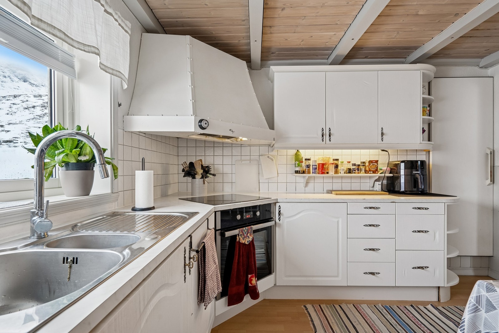 Kjøkkenet er utstyrt med kjøl/fryseskap, oppvaskmaskin, platetopp og stekeovn. Galleribilde