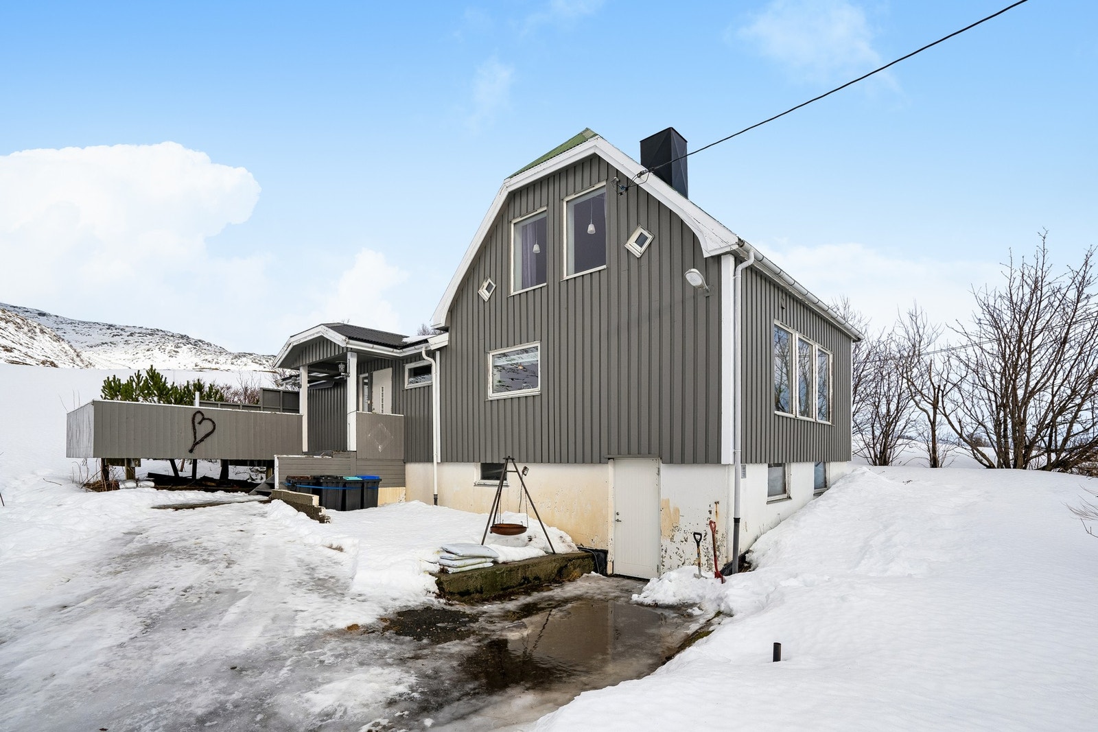 Tomten er på ca. 3 285 kvm og byr på godt med boltreplass. Galleribilde