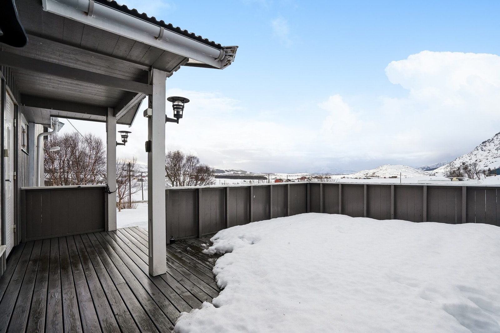 Terrassen byr på fin utsikt og god plass til hagemøbler og grill. Galleribilde