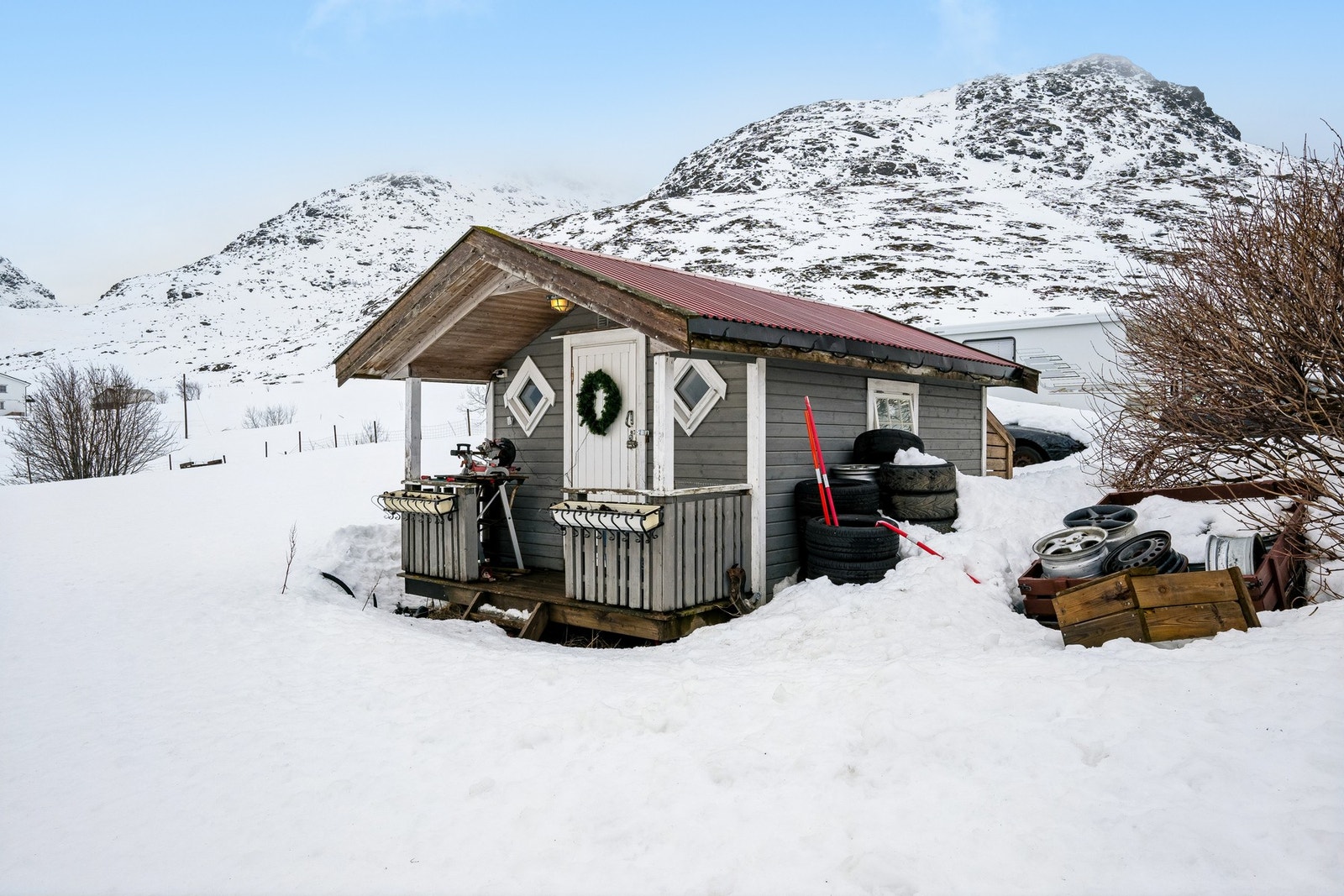 Lofoten er ellers et eldorado for friluftsinteresserte med muligheter for turer, sykling, klatring, padling, fiske og mye mer. Galleribilde