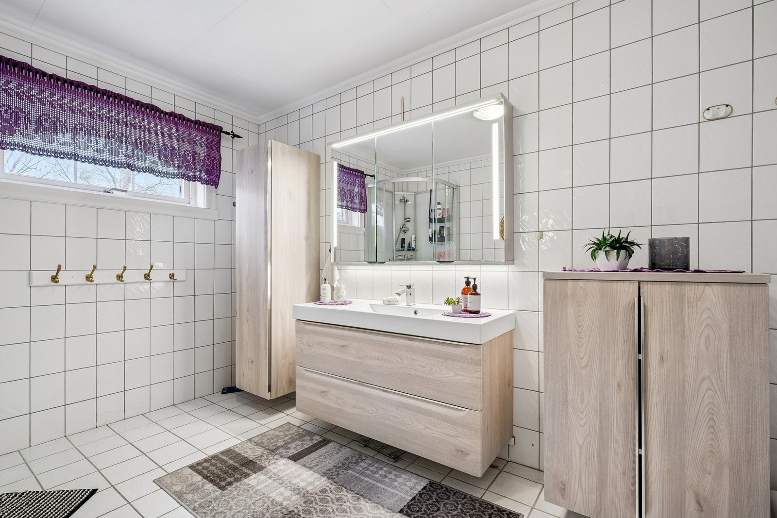 Baderomsinnredningen gir mye oppbevaringsplass. Galleribilde