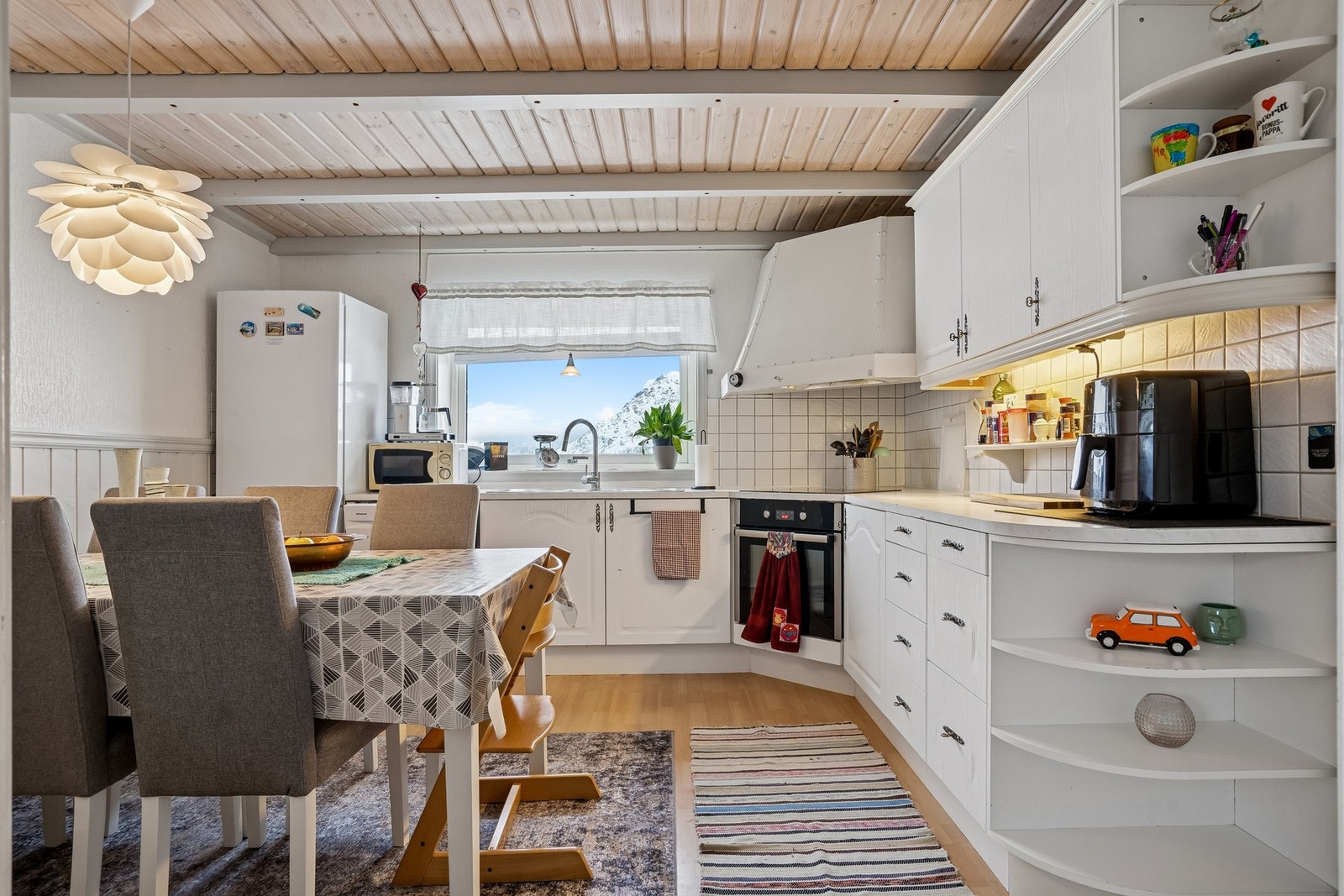 Lyst kjøkkeninnredning med laminat benkeplate. Galleribilde