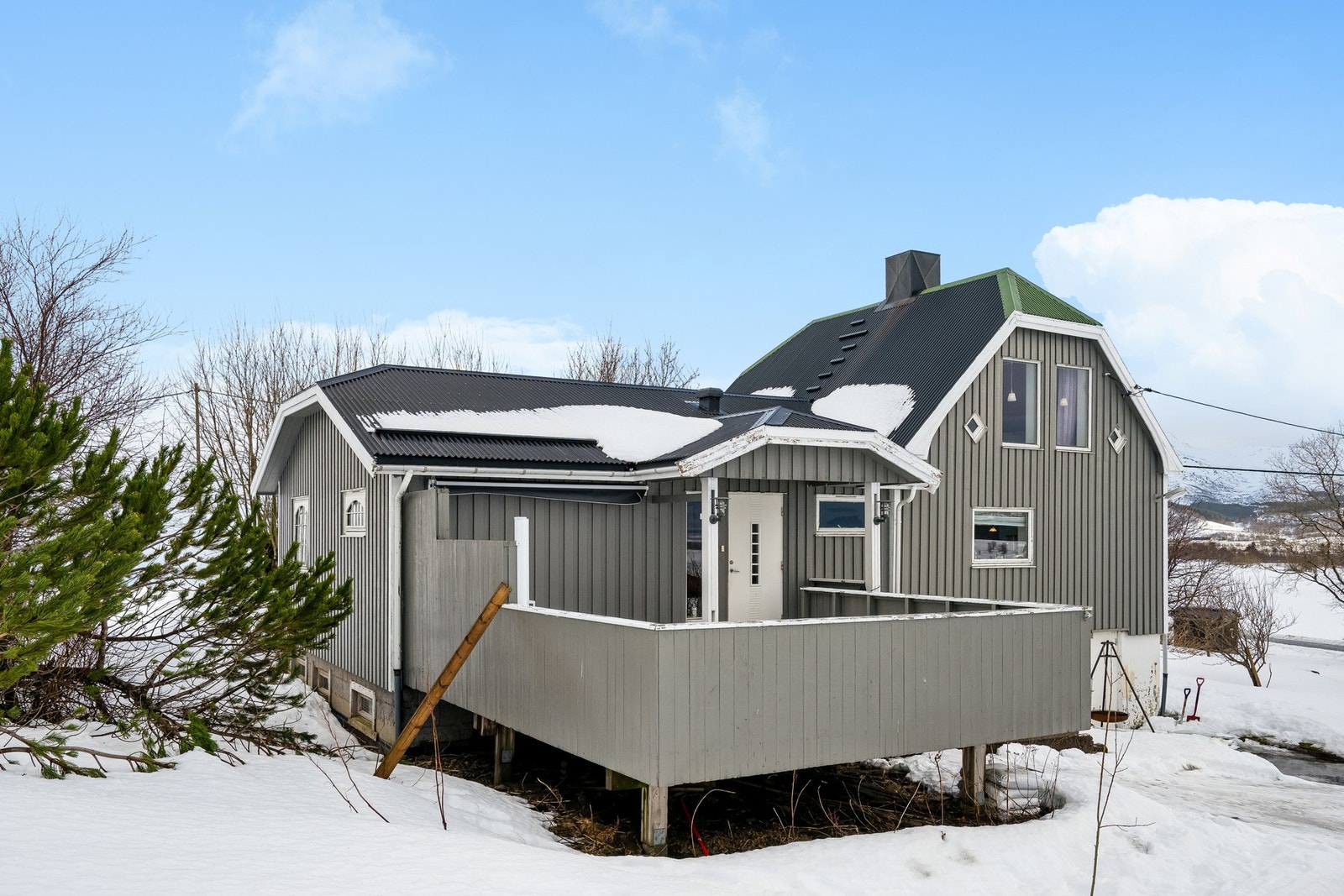 Boligen holder normal standard ut ifra byggeår, men har behov for noe utbedring og vedlikehold. Galleribilde