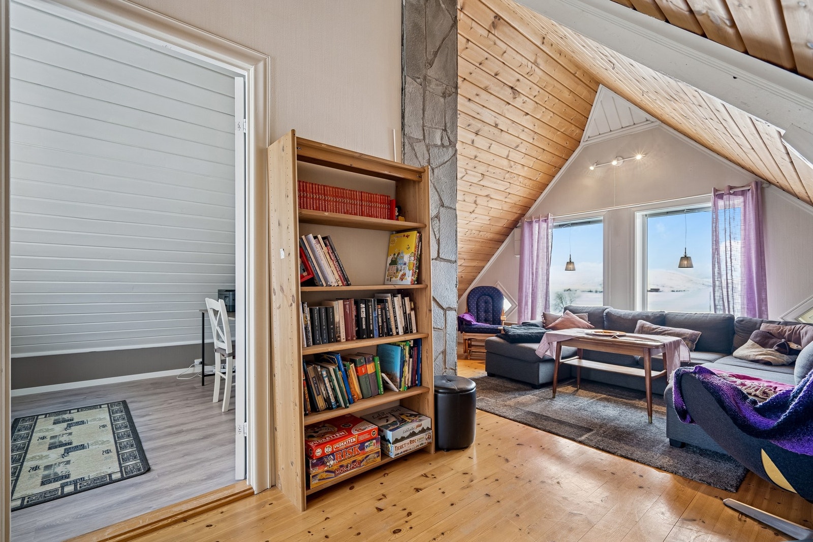 Praktisk loftstue - ypperlig som ekstra TV-stue. Galleribilde