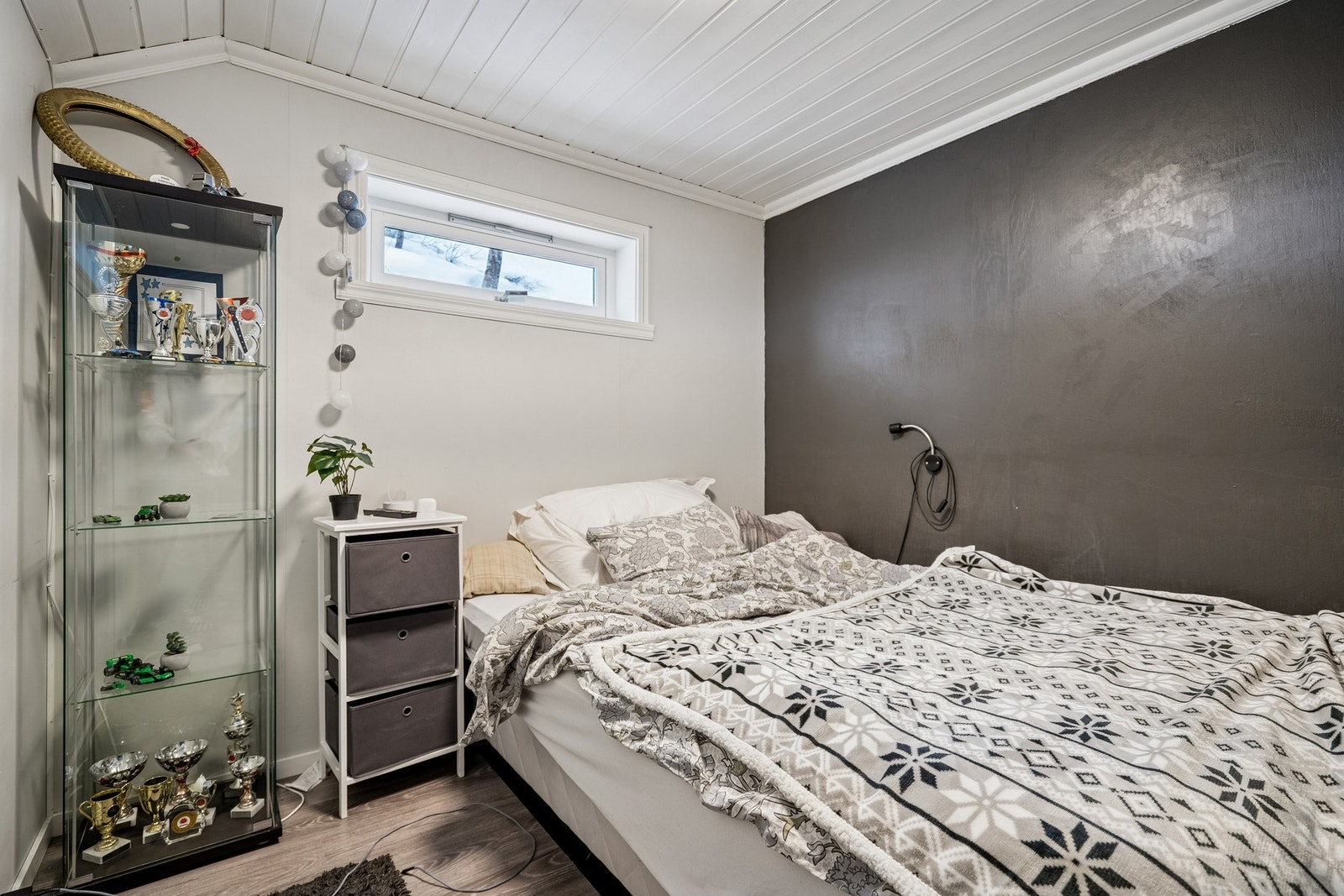 Rom innredet som soverom (ikke godkjent som soverom, avvik ifra rømningsvei og dagslysflate.) Galleribilde