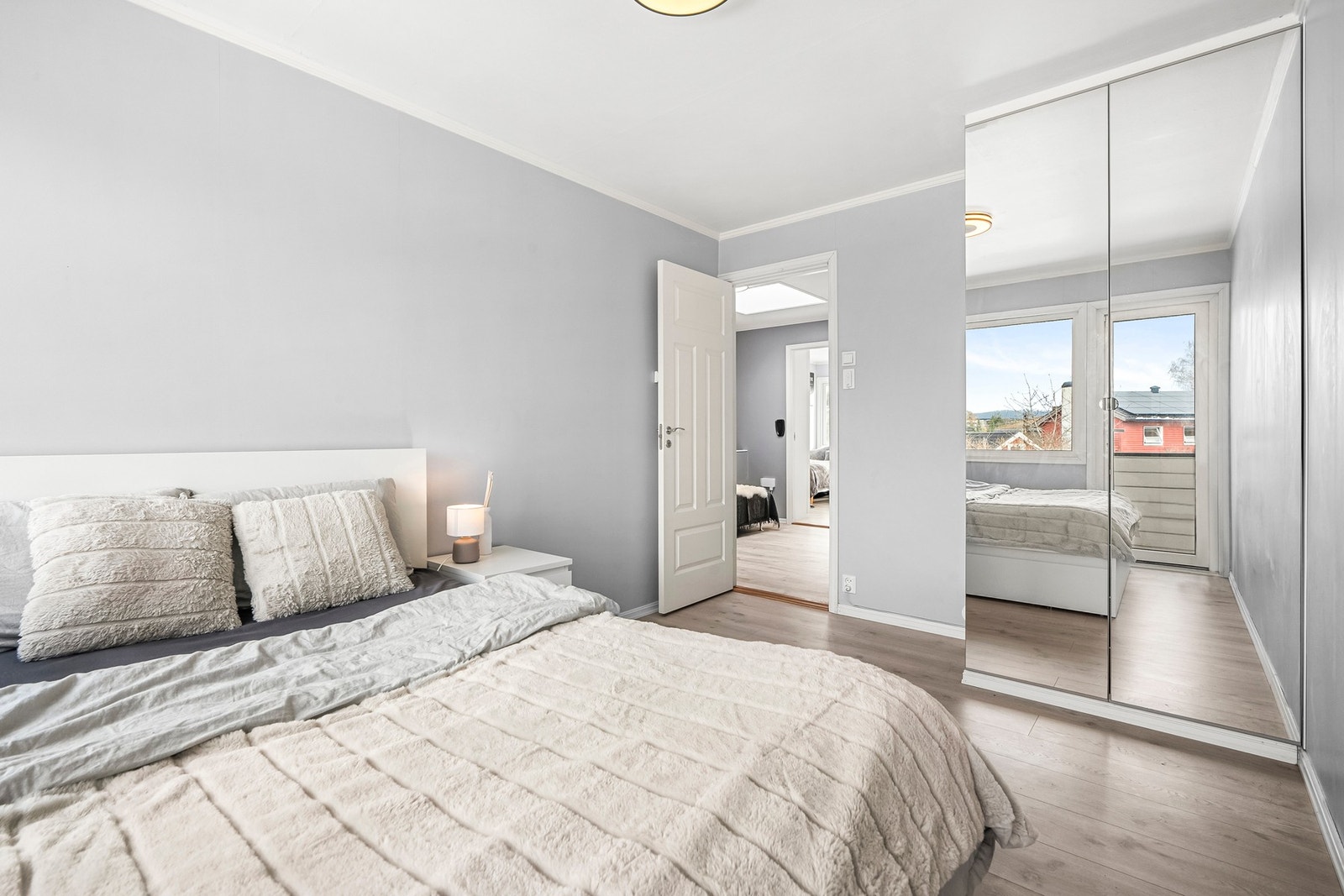 Soverommet har garderobeskap med speildører. Galleribilde