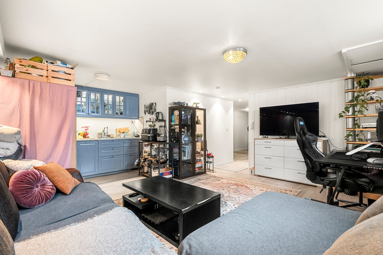 Romslig stue i kjelleretasjen med god plass til sofagruppe og øvrig møblement. Galleribilde