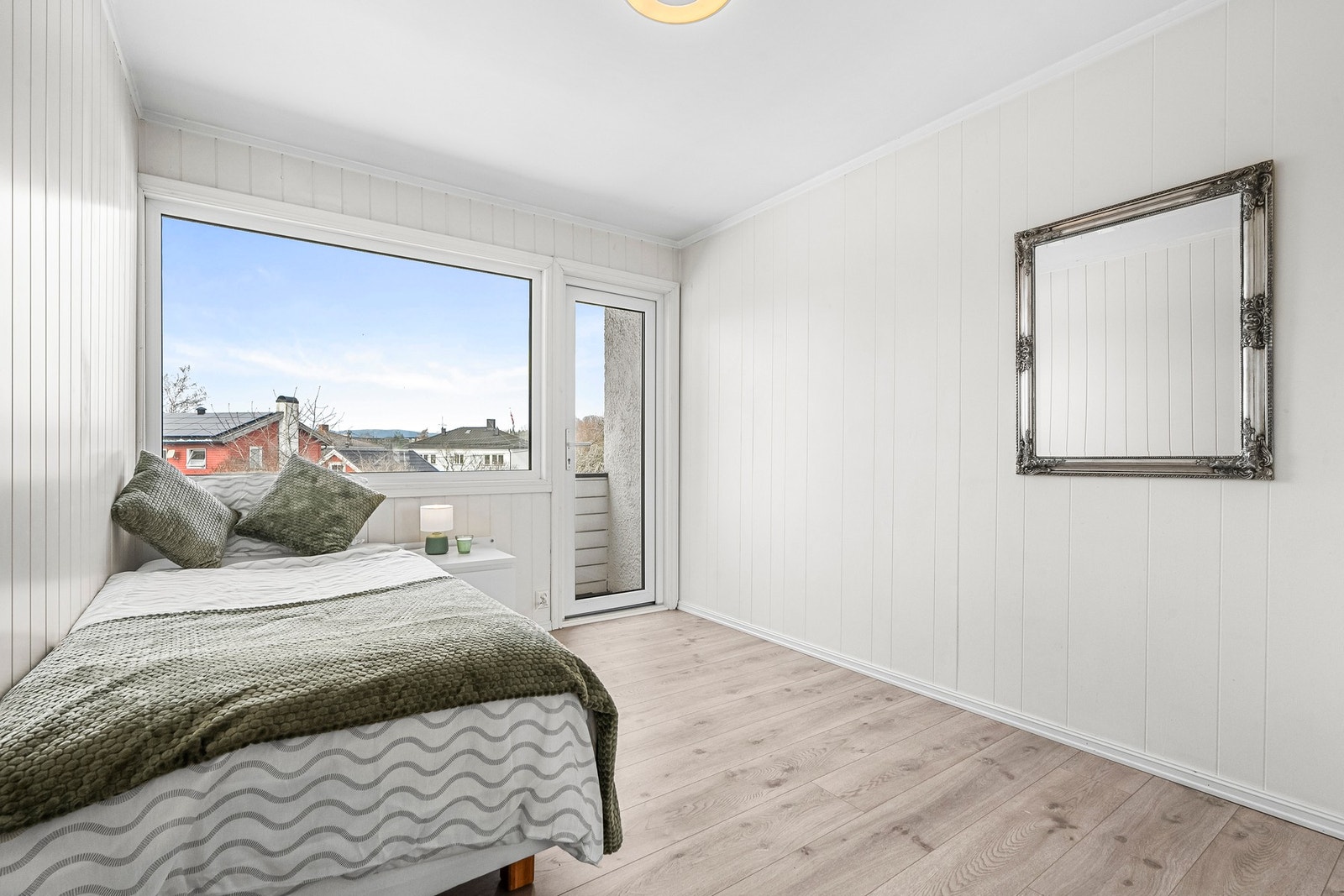 2 soverom har også utgang til balkong med utsyn mot hagen. Galleribilde