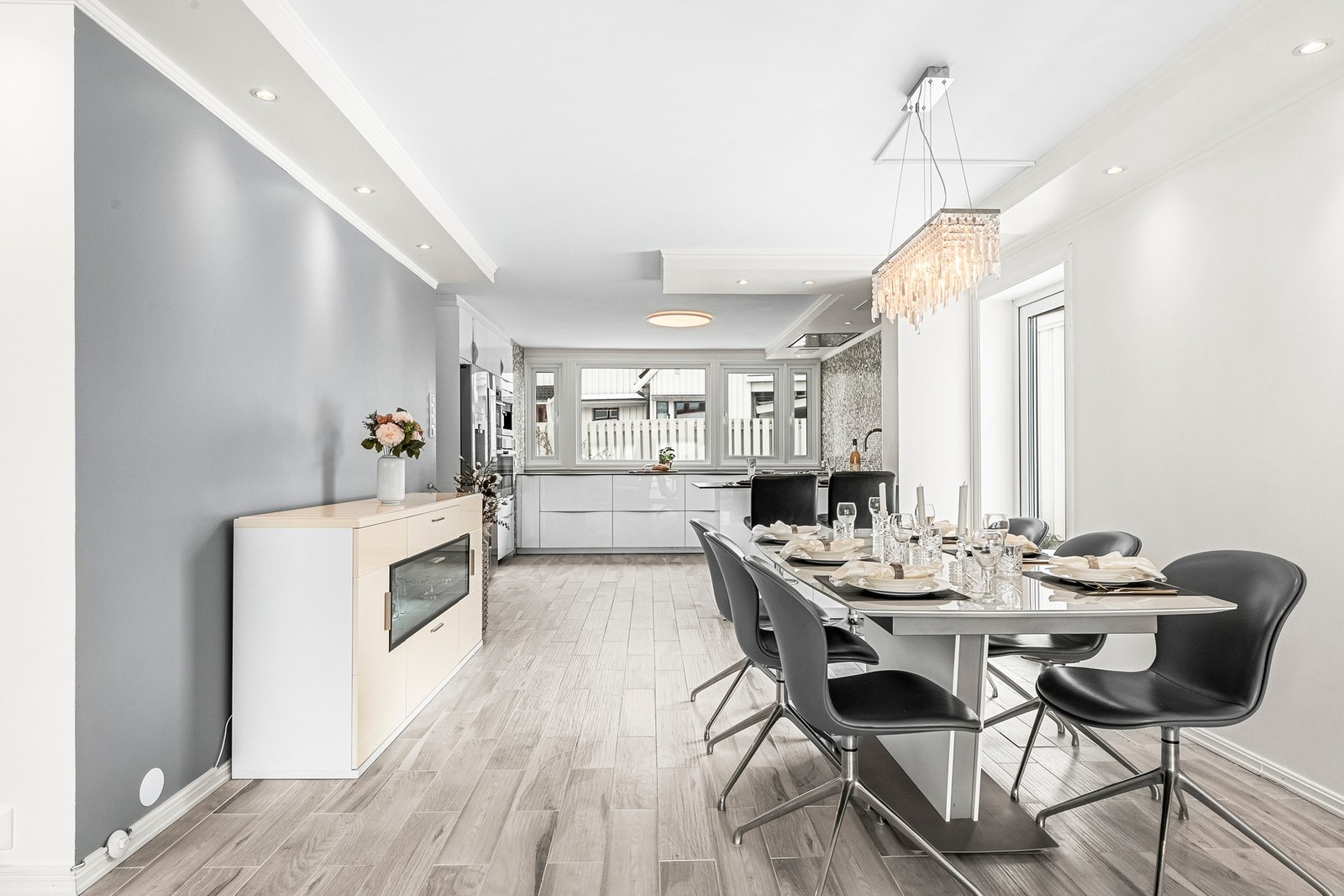 Spiseplass med god plass til større spisebord, perfekt for hyggelige middager og sosiale sammenkomster. Galleribilde