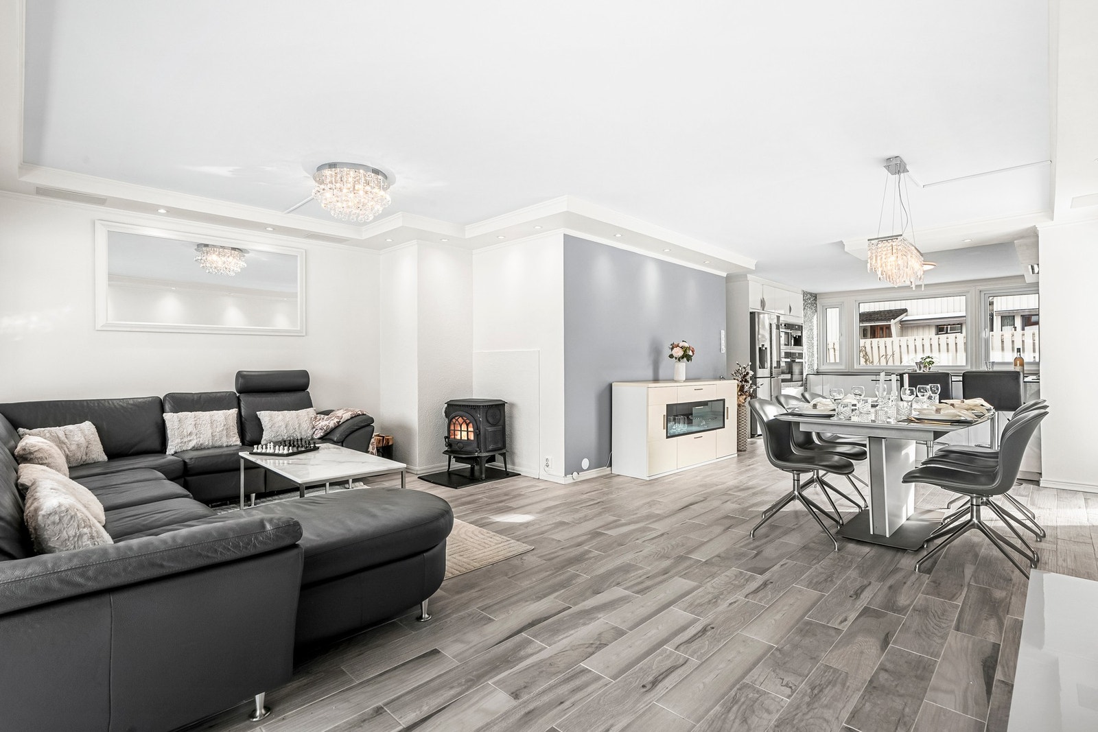 Store vindusflater gir godt med naturlig lys og bidrar til en luftig romfølelse. Galleribilde