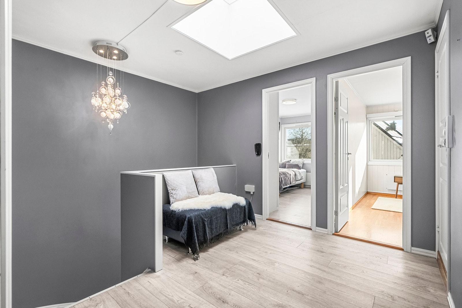 Trapp opp til lys gang med takvindu og adkomst til boligens fire soverom og et bad. Galleribilde