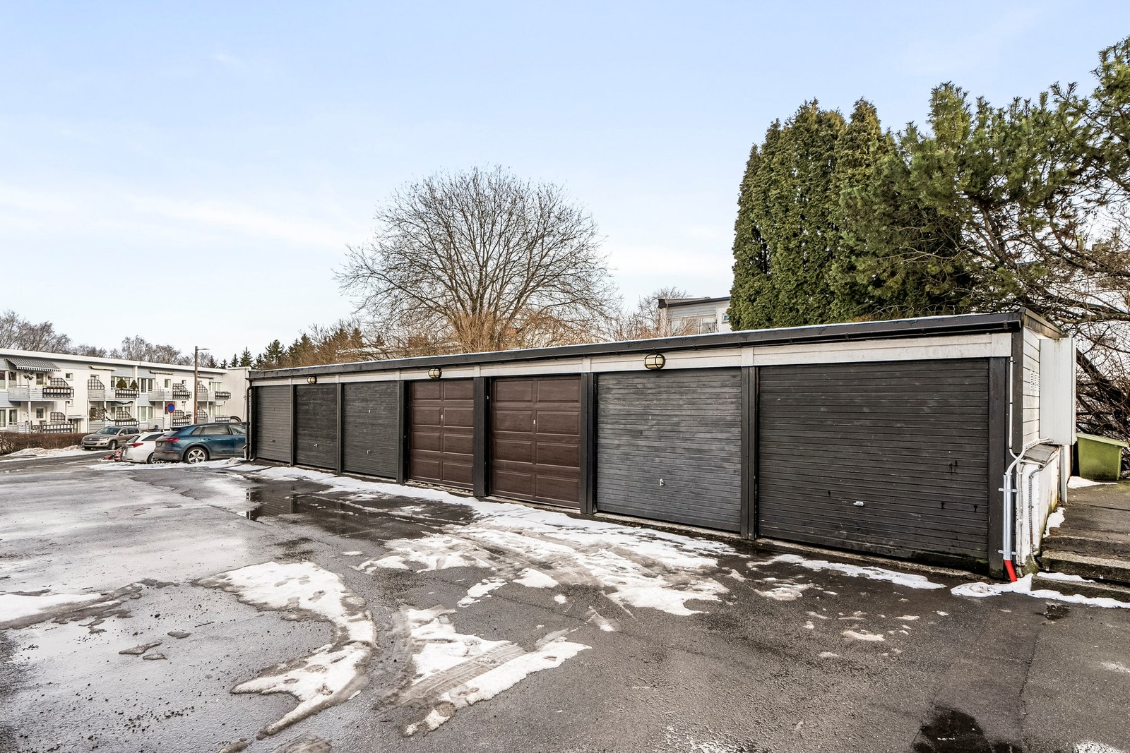 Endegarasje i felles garasjerekke med nettinggjerde mellom plassene. Garasjen er oppmålt til ca. 12 kvm. Galleribilde