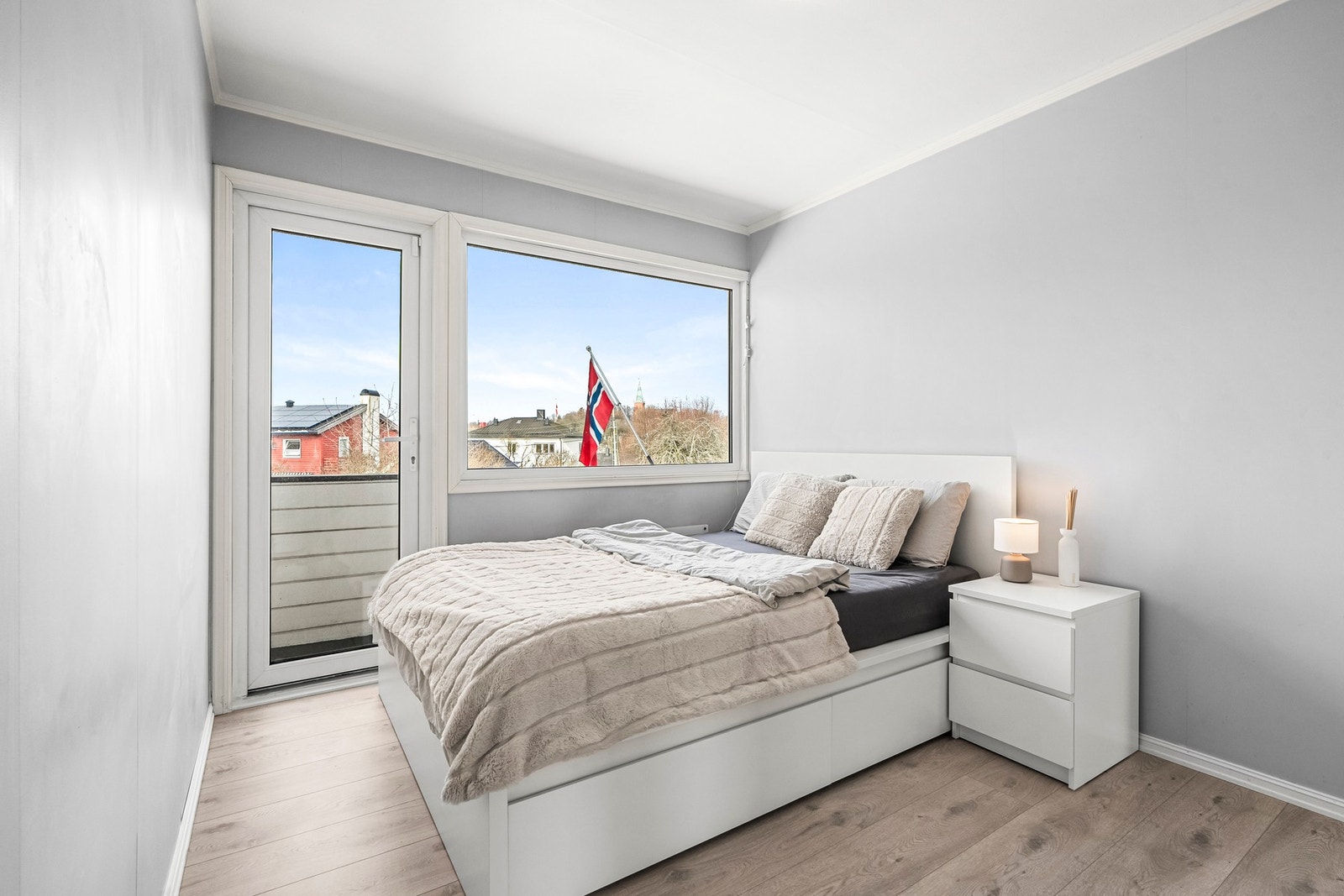 1 soverom: gode møbleringsmuligheter og plass til stor seng. Galleribilde