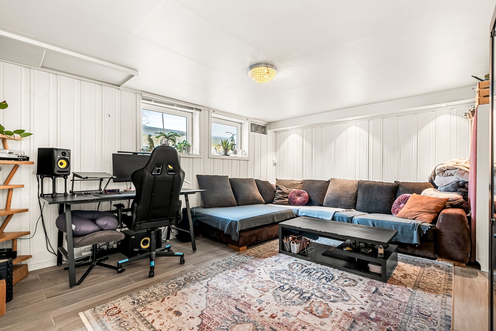 Stuen har en åpen løsning mot kjøkkenet og gode muligheter for både oppholdsrom og hjemmekontor. Galleribilde