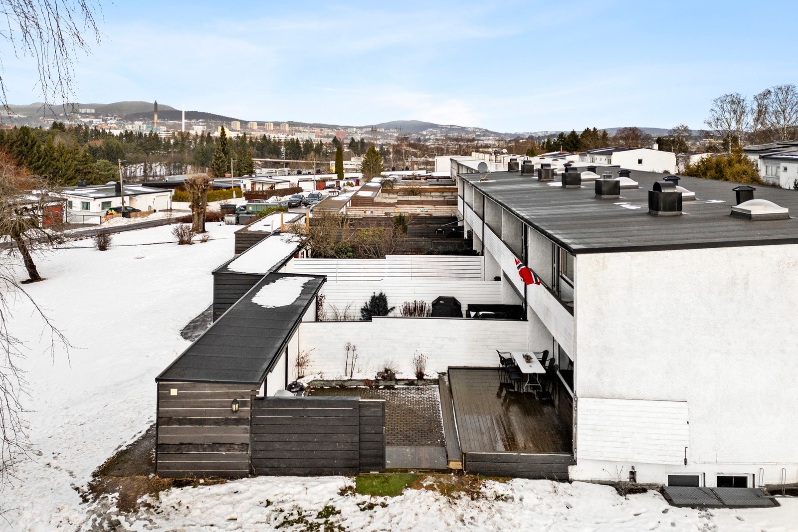 Boligen ligger fint til i et rolig og etablert boligområde med tilsvarende bebyggelse og grønne omgivelser. Galleribilde