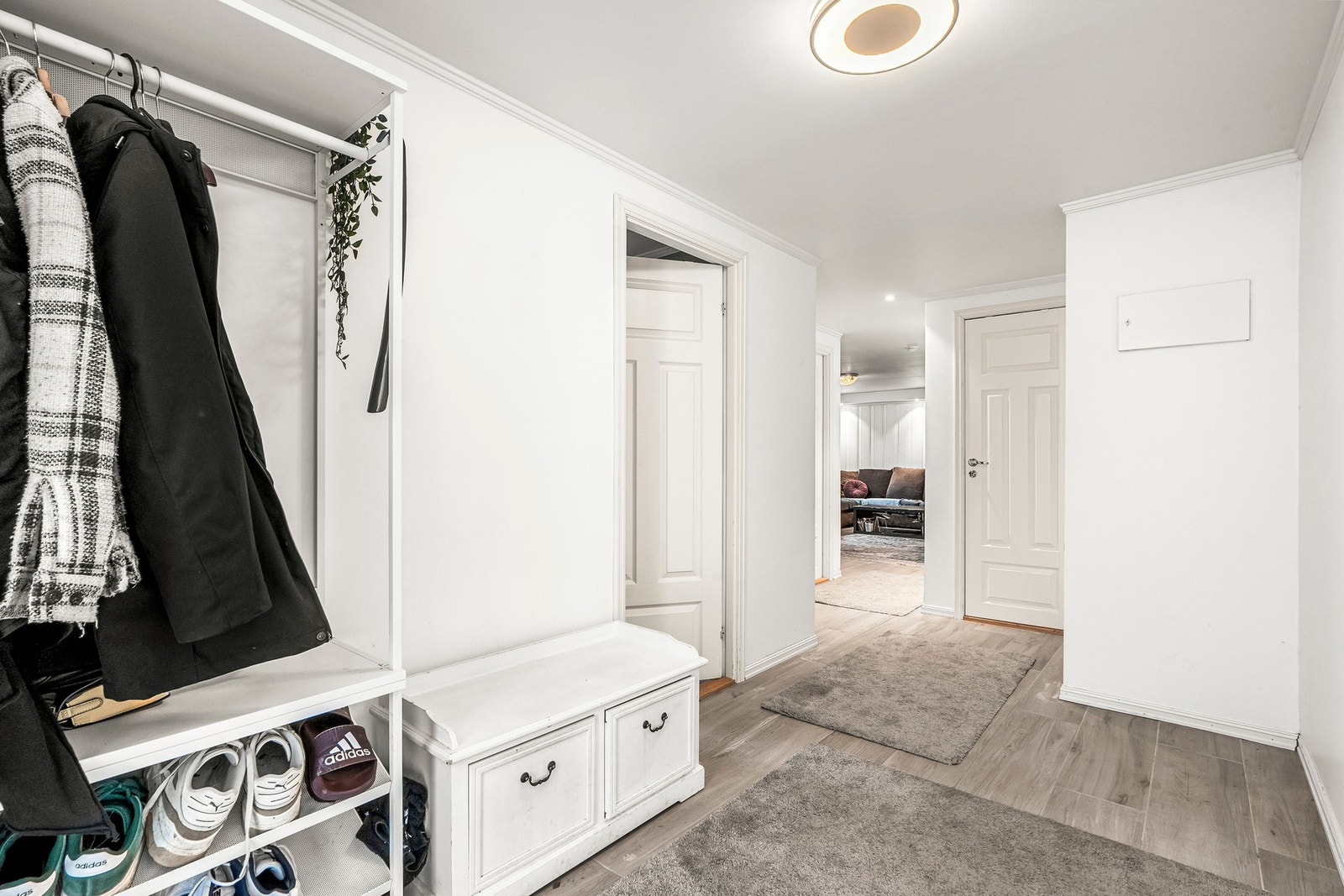 Entré i kjelleretasjen med egen inngang og plass til oppbevaring av yttertøy og sko. Galleribilde