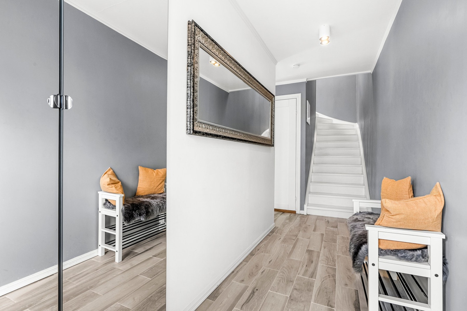 Entré med plass til oppbevaring av yttertøy og sko, samt garderobeskap med speildører. Galleribilde