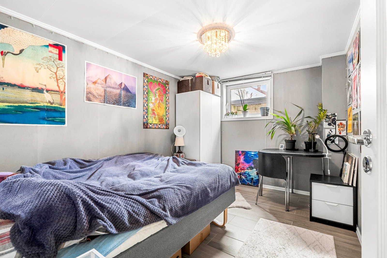 Lyst soverom i kjelleretasjen med plass til seng, garderobeløsning og øvrig møblement. Galleribilde