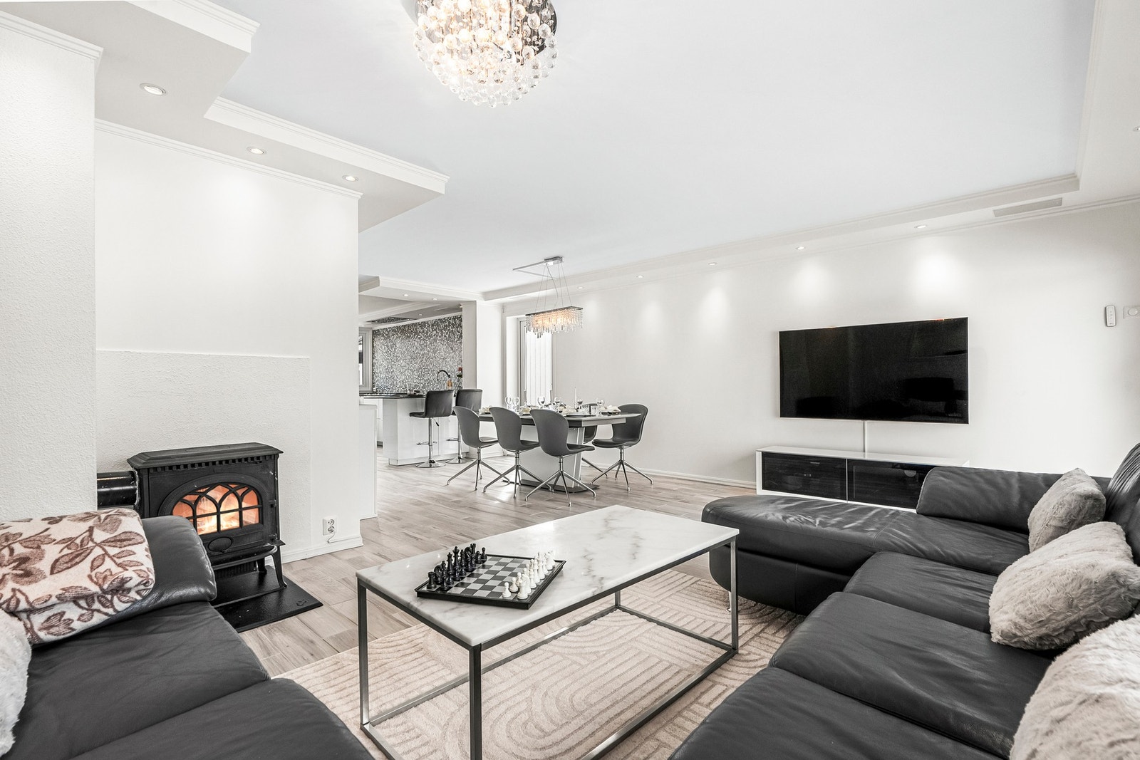 Stuen har murpipe med vedovn som skaper en lun og hyggelig atmosfære i rommet. Galleribilde