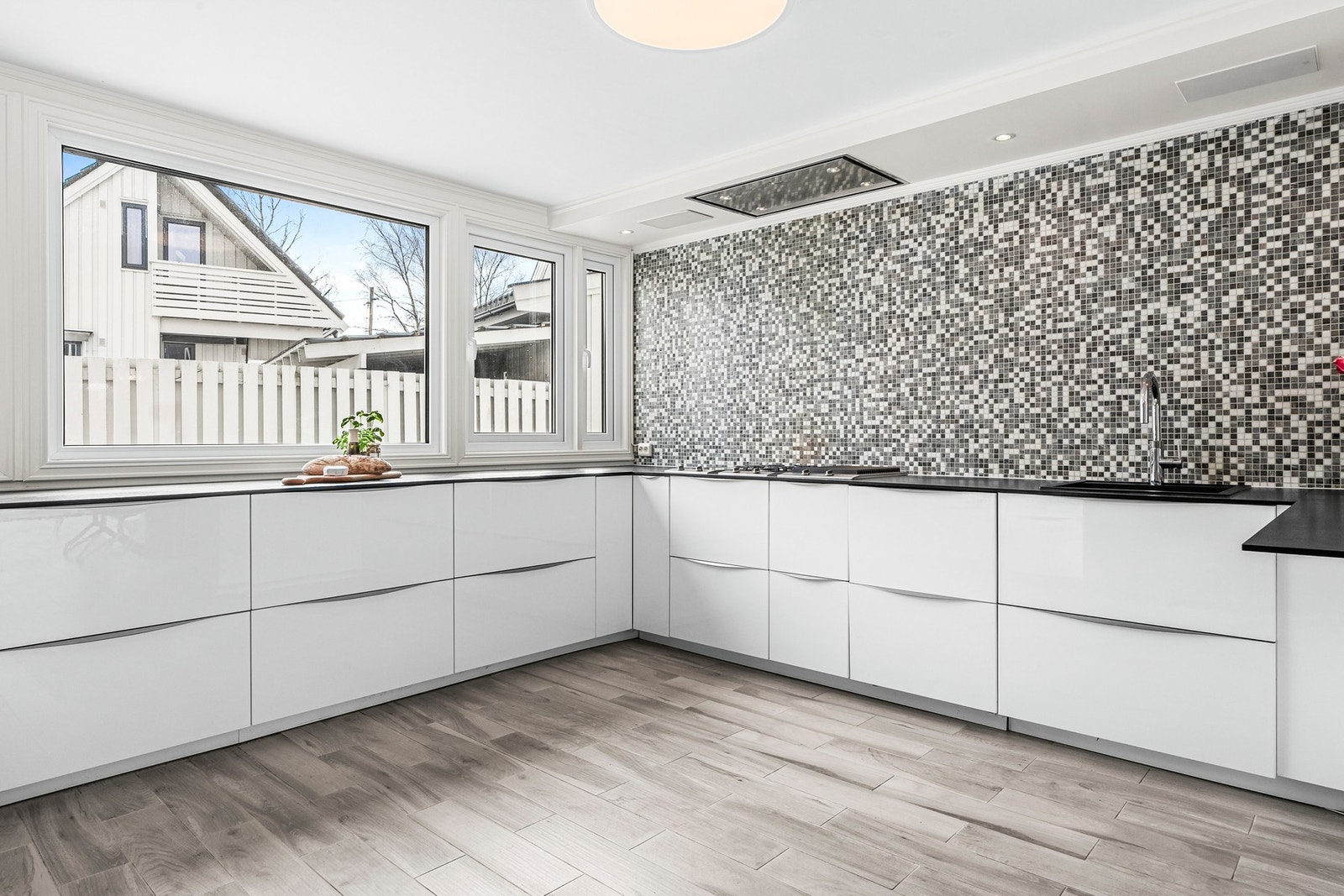 Innredningen har takoppføring og er utstyrt med soft close på skuffer og skap. Galleribilde