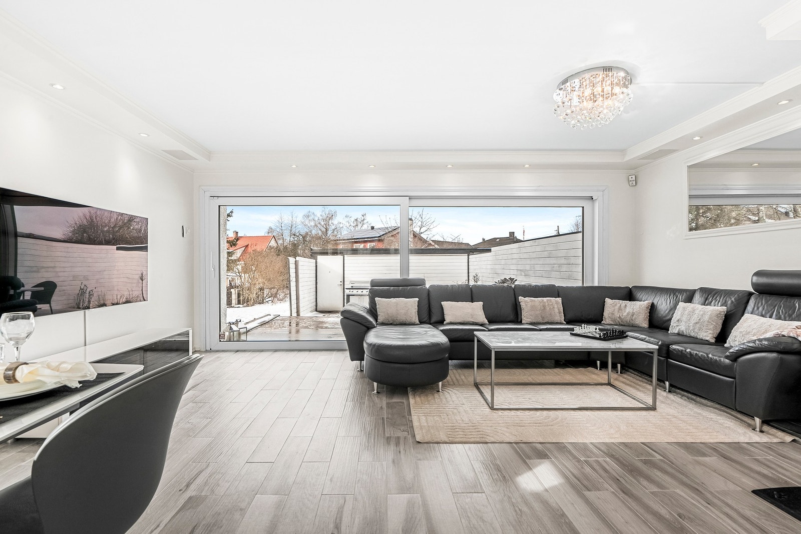 Romslig og innbydende stue med god plass til både sofagruppe og spisebord i en naturlig løsning mot Galleribilde