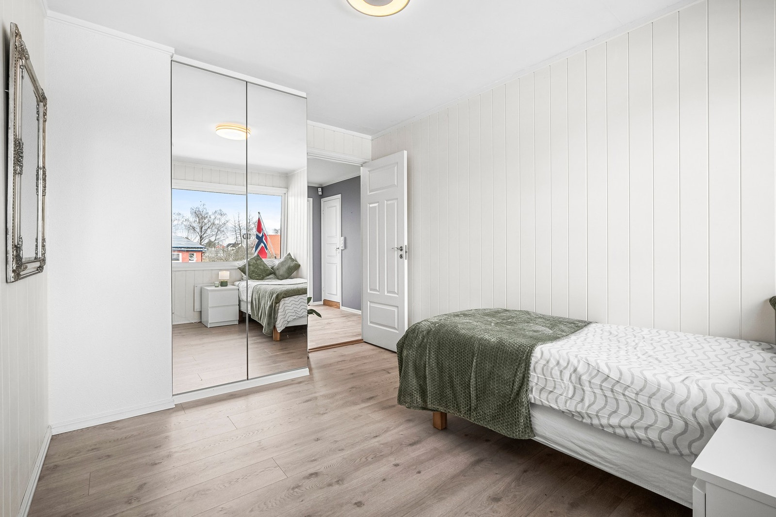 Romslig soverom med gode lysforhold og fleksible innredningsmuligheter. Galleribilde