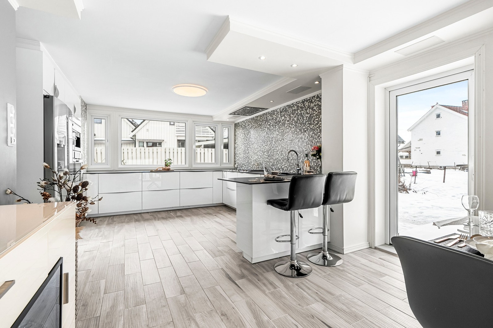 Tidsriktig kjøkkeninnredning fra IKEA fra 2018 med glatte fronter og et moderne uttrykk. Galleribilde