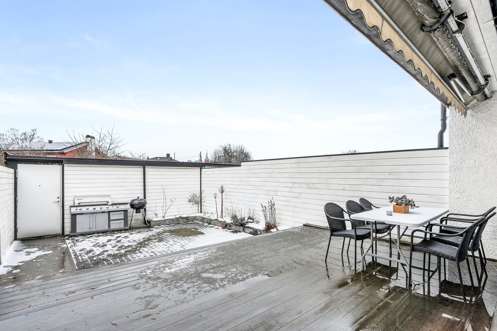 Romslig terrasse på ca. 20 kvm med gode solforhold, perfekt for sosiale sammenkomster utendørs. Galleribilde