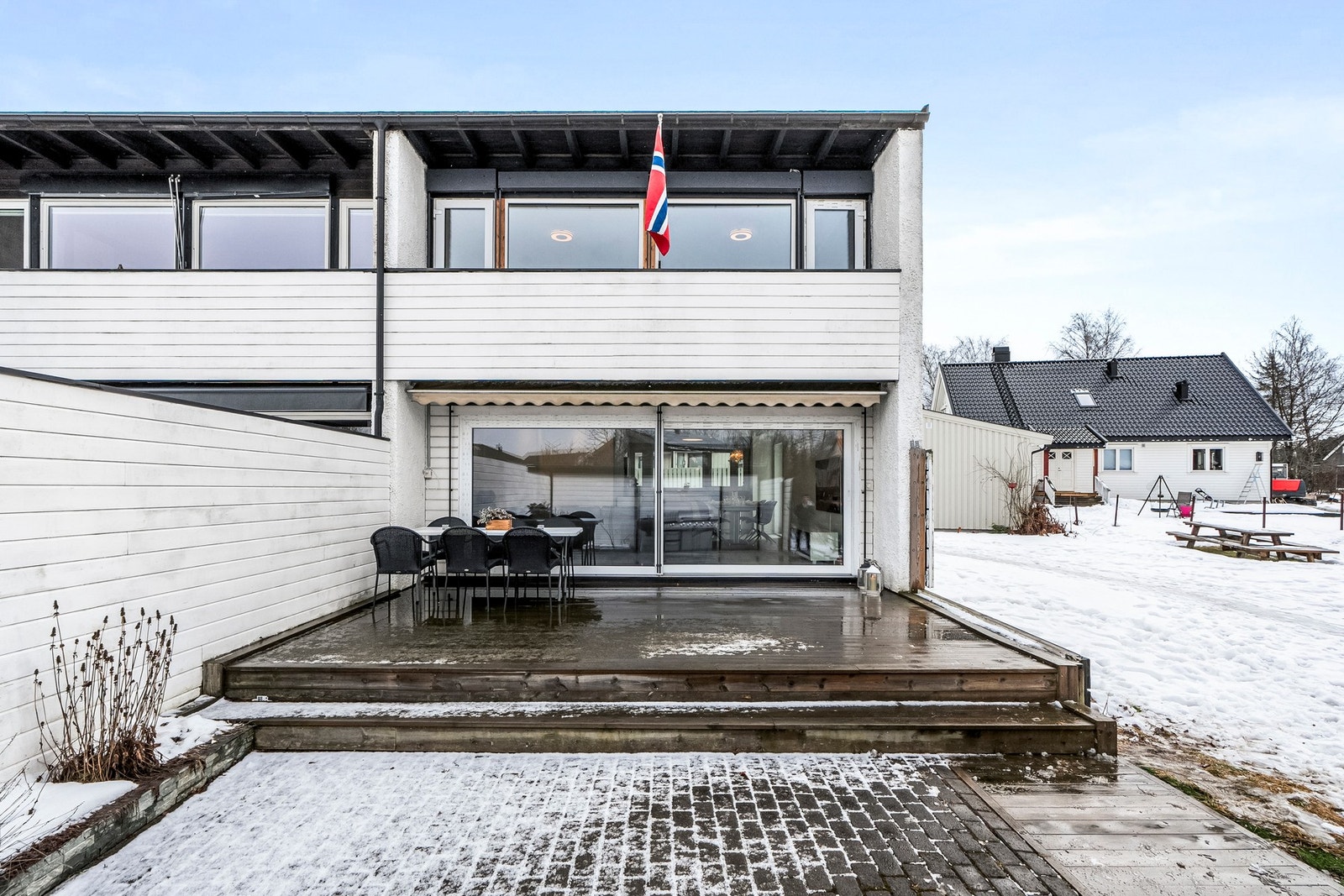 Romslig og innholdsrikt selveiet enderekkehus over tre plan med god planløsning og flere bruksmuligheter. Galleribilde